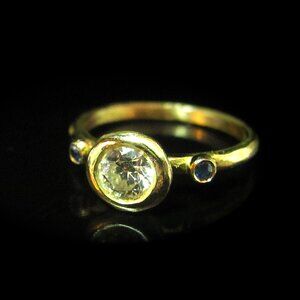 Engagement ring. 14K yellow gold ring with 0.50ct White Diamond and 2 Sapphires.